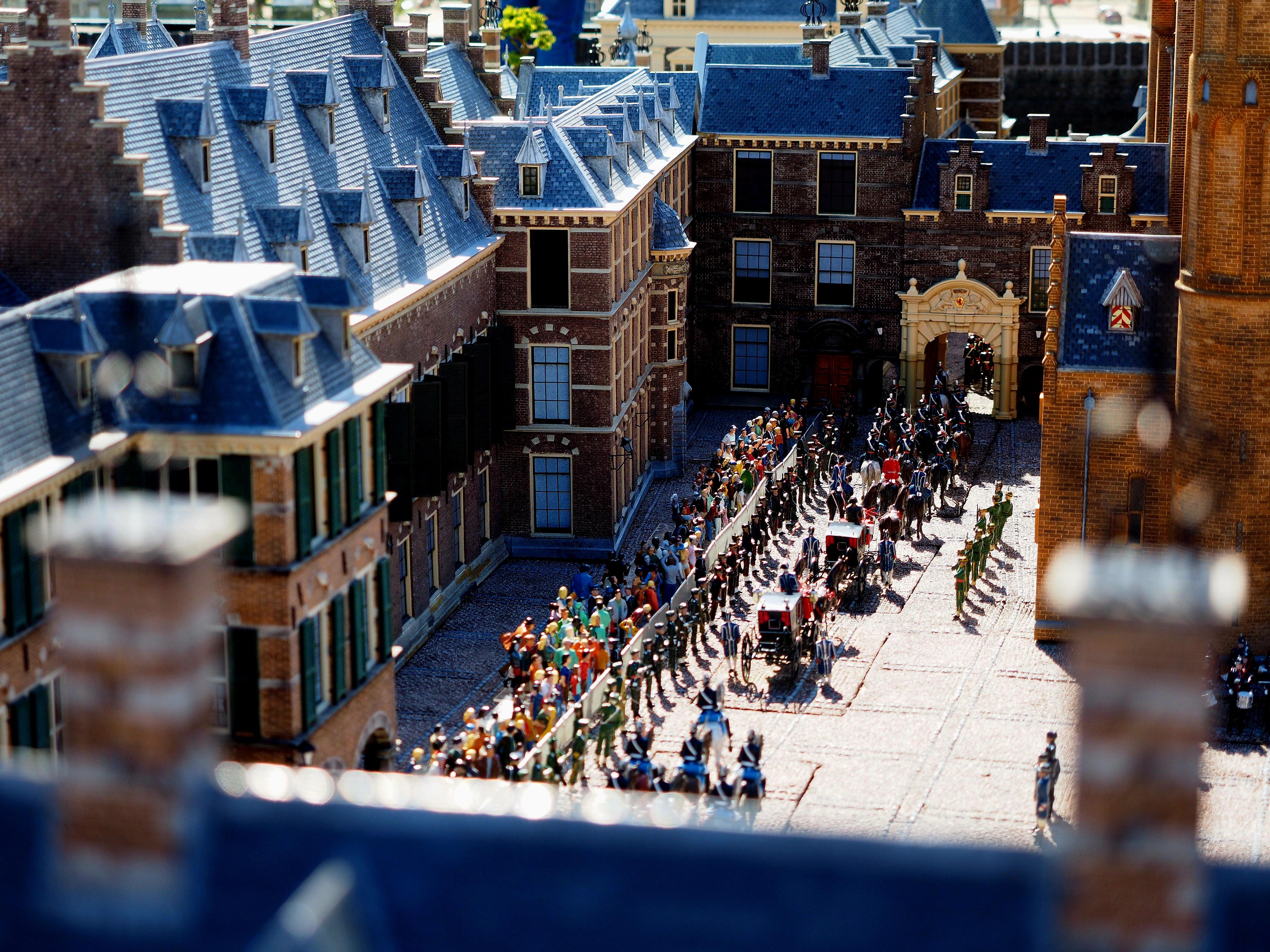 Madurodam nahe Den Haag ist Holland im Kleinen. Hier wurden die schönsten Bauwerke und Städte in Miniatur nachgebaut, ein super Ziel für Kinder. Hier das Schloss in Den Haag bei einer königlichen Parade.