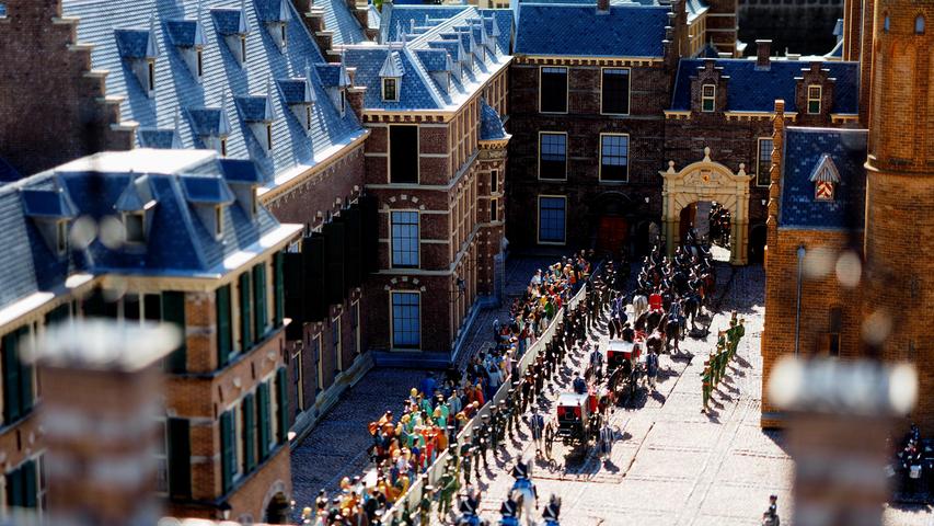 Madurodam nahe Den Haag ist Holland im Kleinen. Hier wurden die schönsten Bauwerke und Städte in Miniatur nachgebaut, ein super Ziel für Kinder. Hier das Schloss in Den Haag bei einer königlichen Parade.