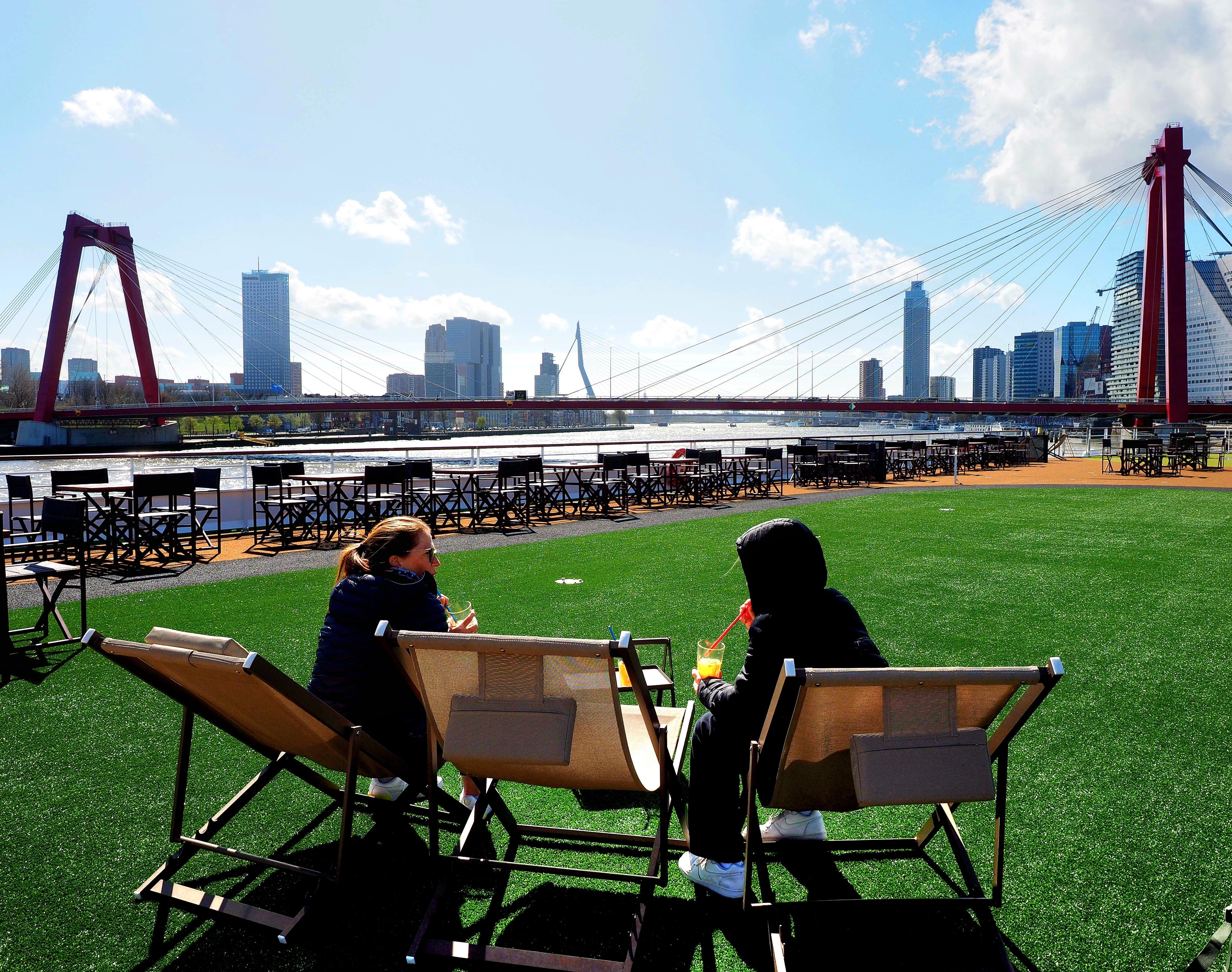 Zurück auf dem Sonnendeck der Arosa gibt es einen Drink mit Blick auf Rotterdam.