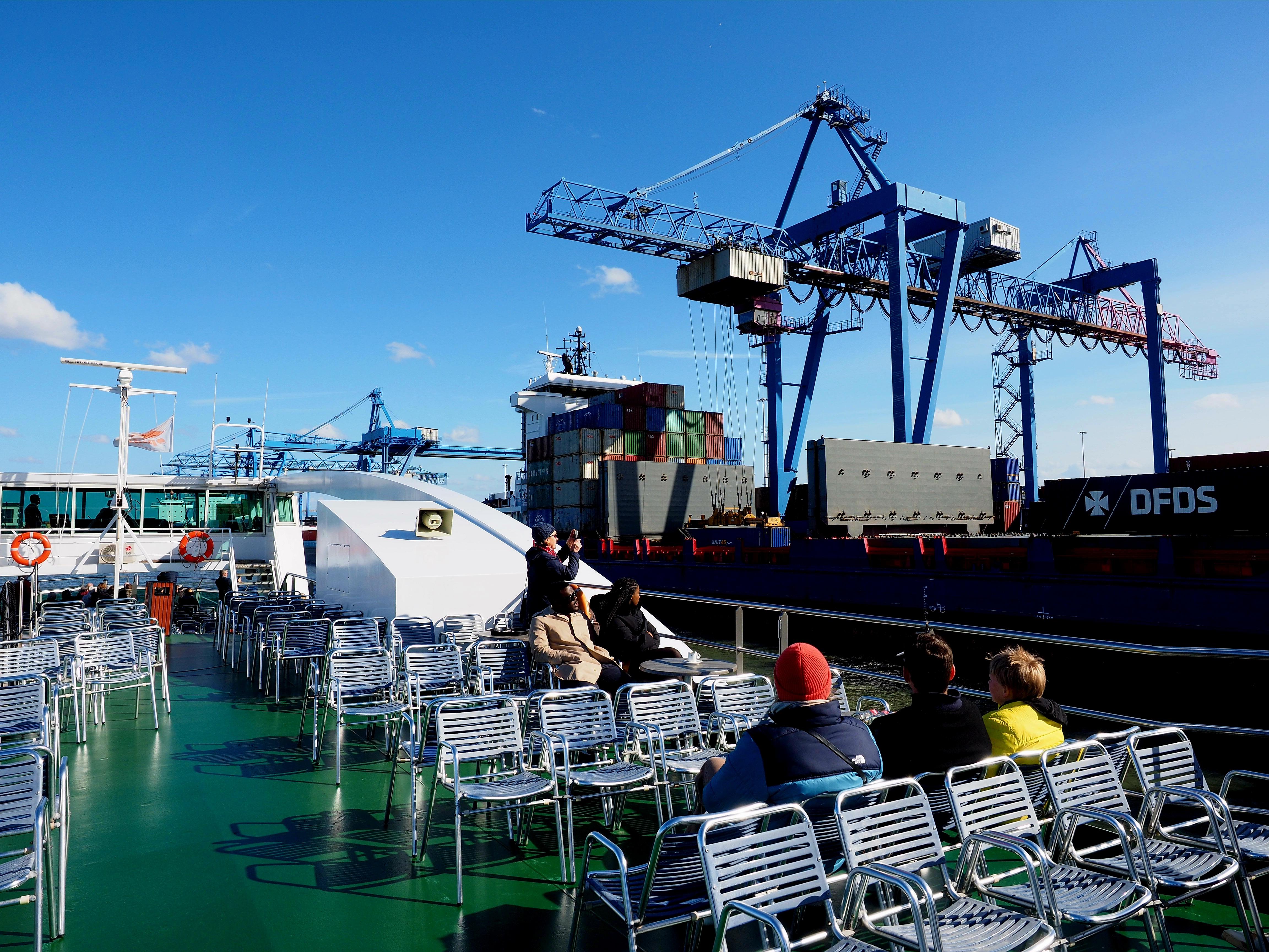 Hier werden gerade Container verladen.