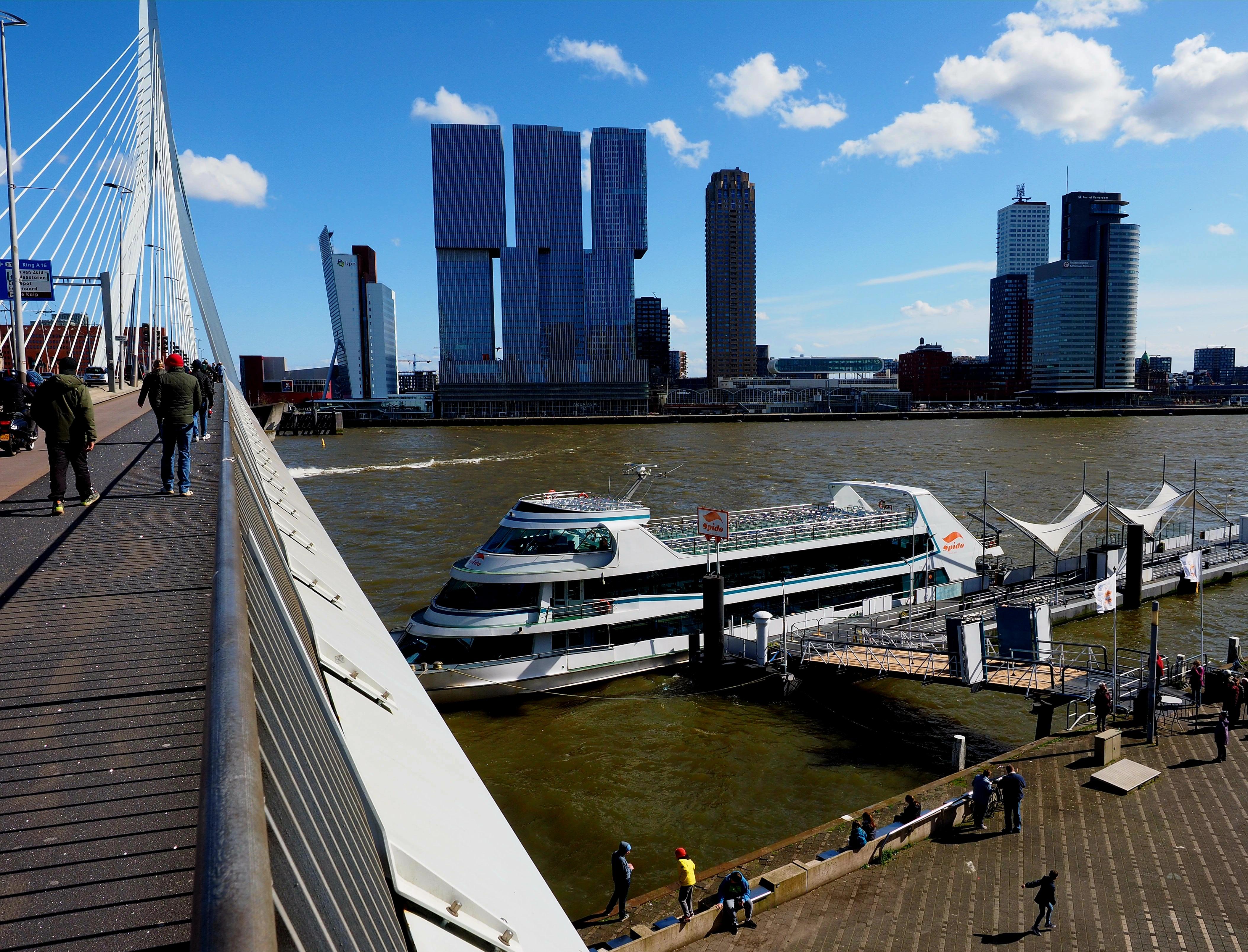 Das Schiff von Spido liegt genau neben der Erasmusbrücke - gleich legt es zur Hafenrundfahrt ab.