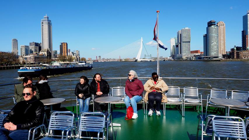 Am Nachmittag geht's nochmal von Bord an Land - Ziel: Eine Hafenrundfahrt durch den Rotterdamer Hafen, den größten Europas.