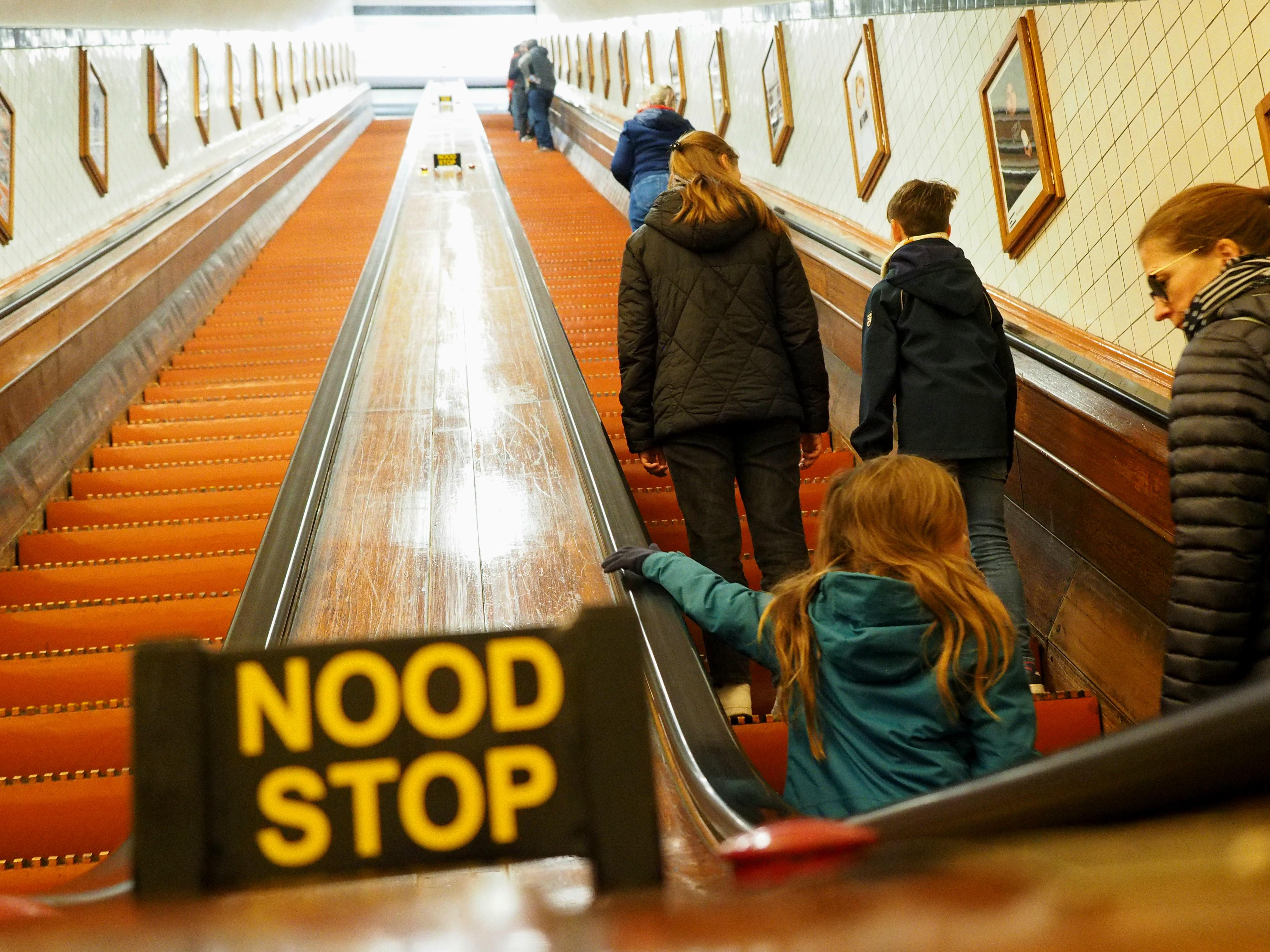 Am Ende des Tunnels rattert diese uralte Holz-Rolltreppe hinauf. Die spannende Reportage zu dieser Bildergalerie lesen hier auf unserem Premiumportal nn.de.