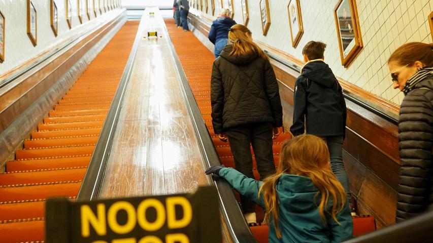 Am Ende des Tunnels rattert diese uralte Holz-Rolltreppe hinauf. Die spannende Reportage zu dieser Bildergalerie lesen hier auf unserem Premiumportal nn.de .