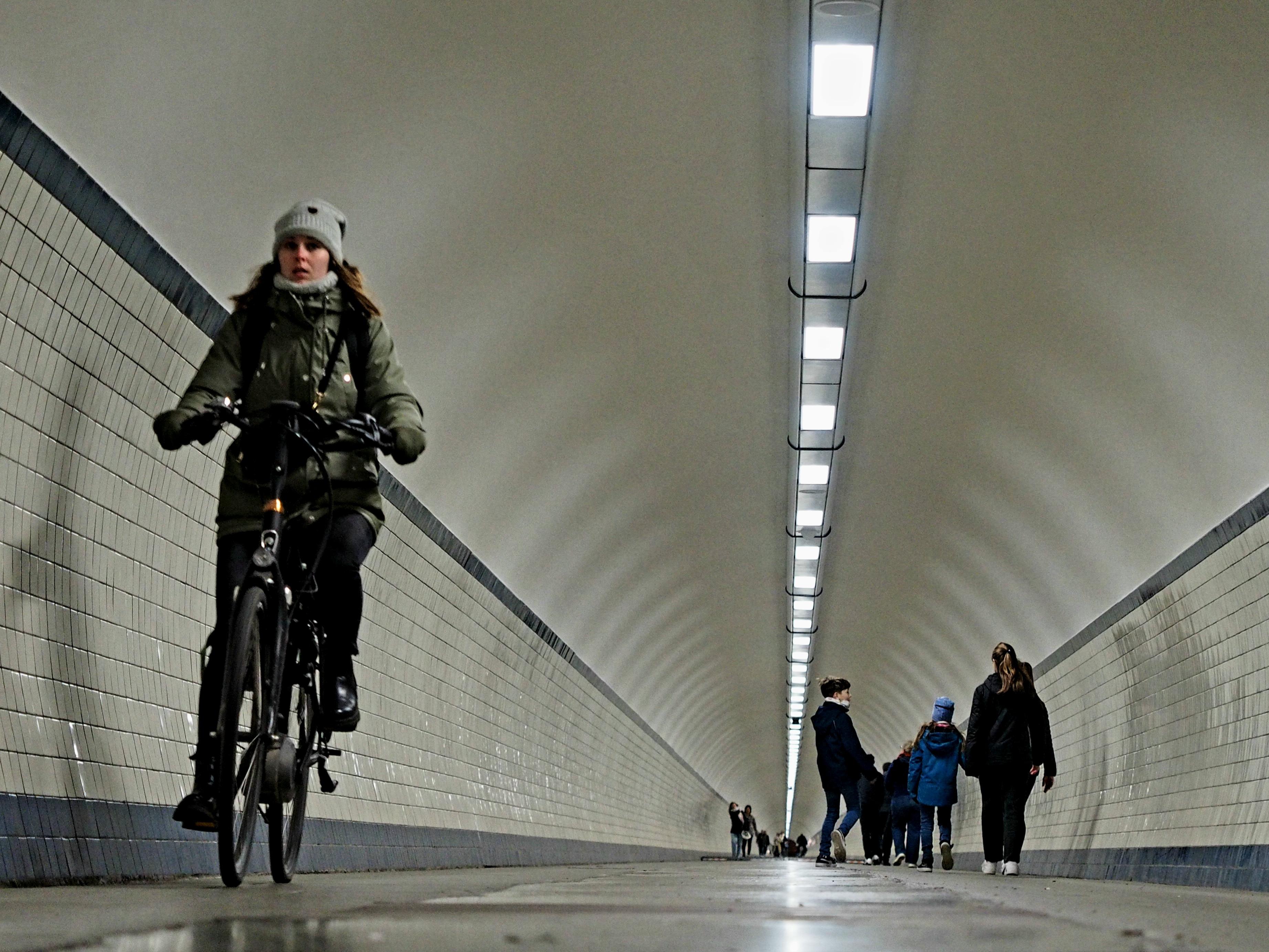 In der Nähe des Schiffs können sie durch diesen 1933 eröffneten, über 500 Meter langen Tunnel die Schelde unterqueren.
