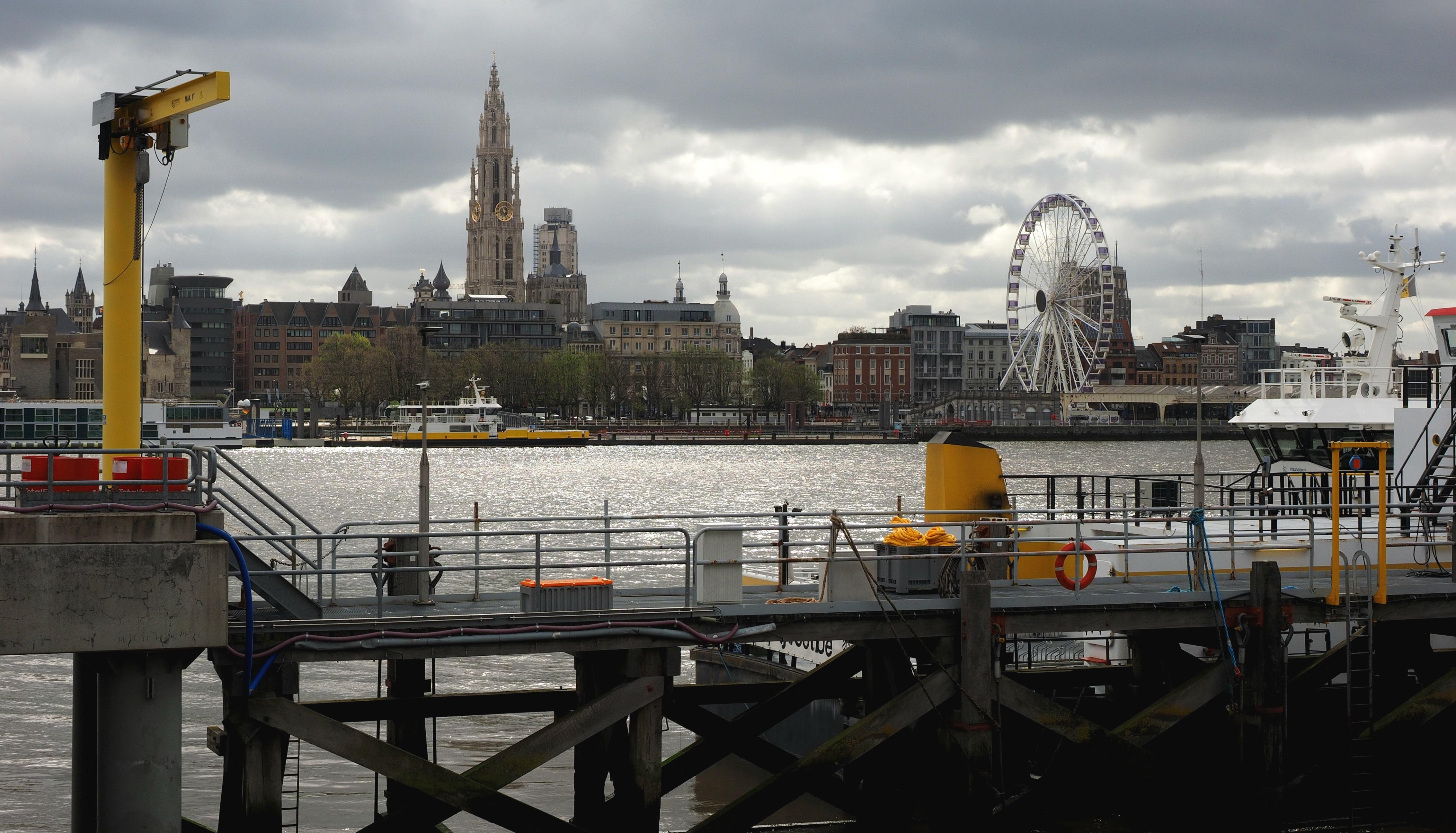 Auf der anderen Seite der Schelde haben wir diesen Blick aufs Zentrum Antwerpens.