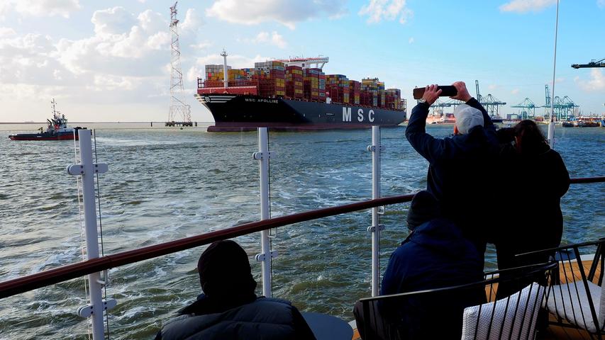 Der Hafen von Antwerpen ist der zweitgrößte Europas, hier fahren Sie auch an den größten Containerschiffen der Welt vorbei.