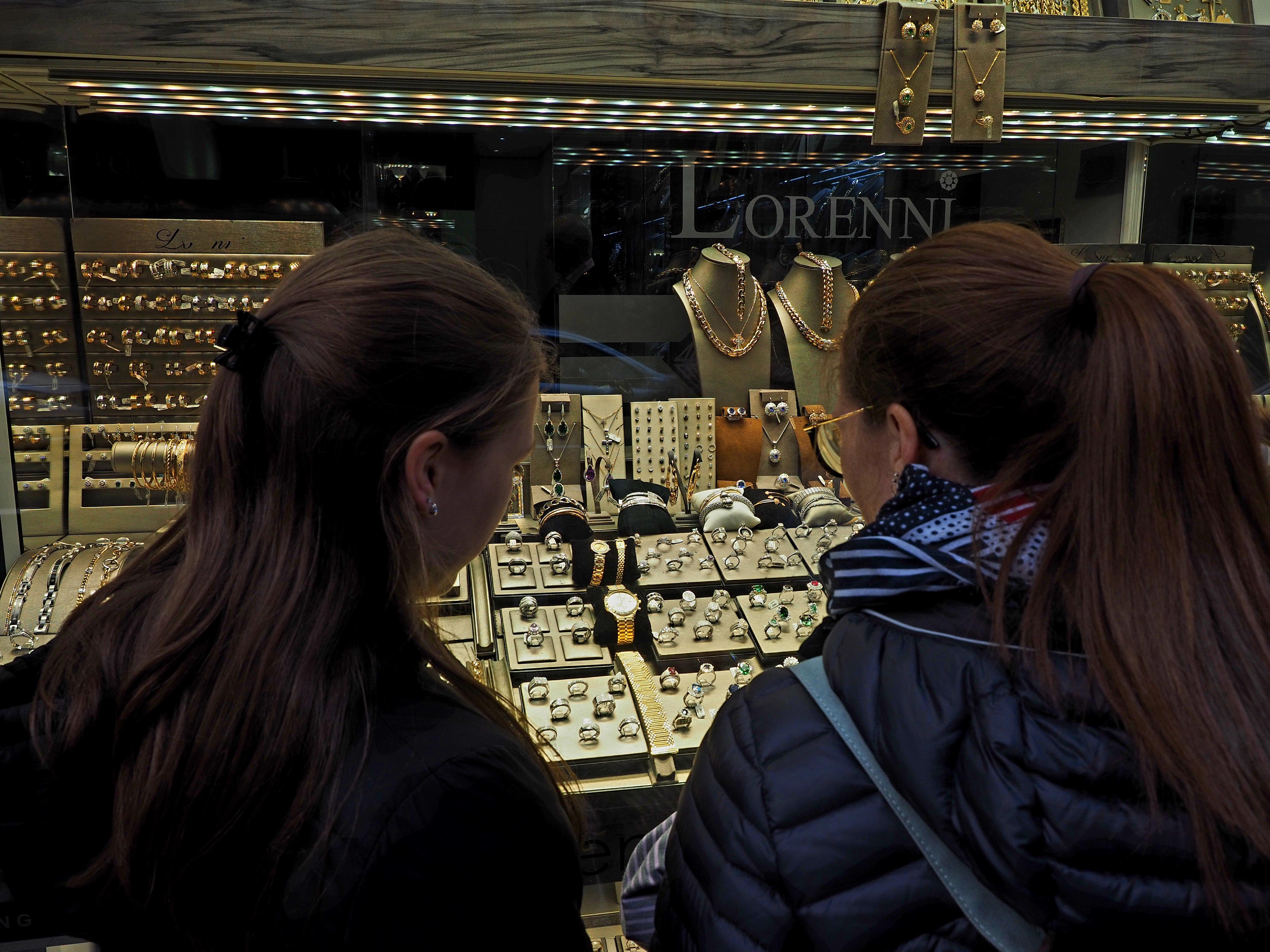 Antwerpen ist die Hauptstadt der Diamantenhändler. Im Jüdischen Viertel nahe des prächtigen Bahnhofs reiht sich ein Juwelier an den nächsten. Die spannende Reportage zu dieser Bildergalerie lesen hier auf unserem Premiumportal nn.de.