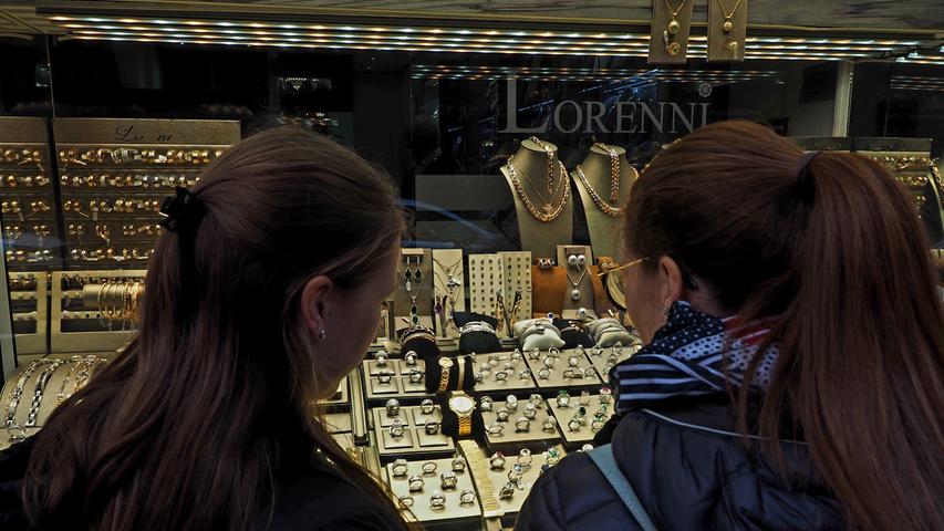 Antwerpen ist die Hauptstadt der Diamantenhändler. Im Jüdischen Viertel nahe des prächtigen Bahnhofs reiht sich ein Juwelier an den nächsten. Die spannende Reportage zu dieser Bildergalerie lesen hier auf unserem Premiumportal nn.de .