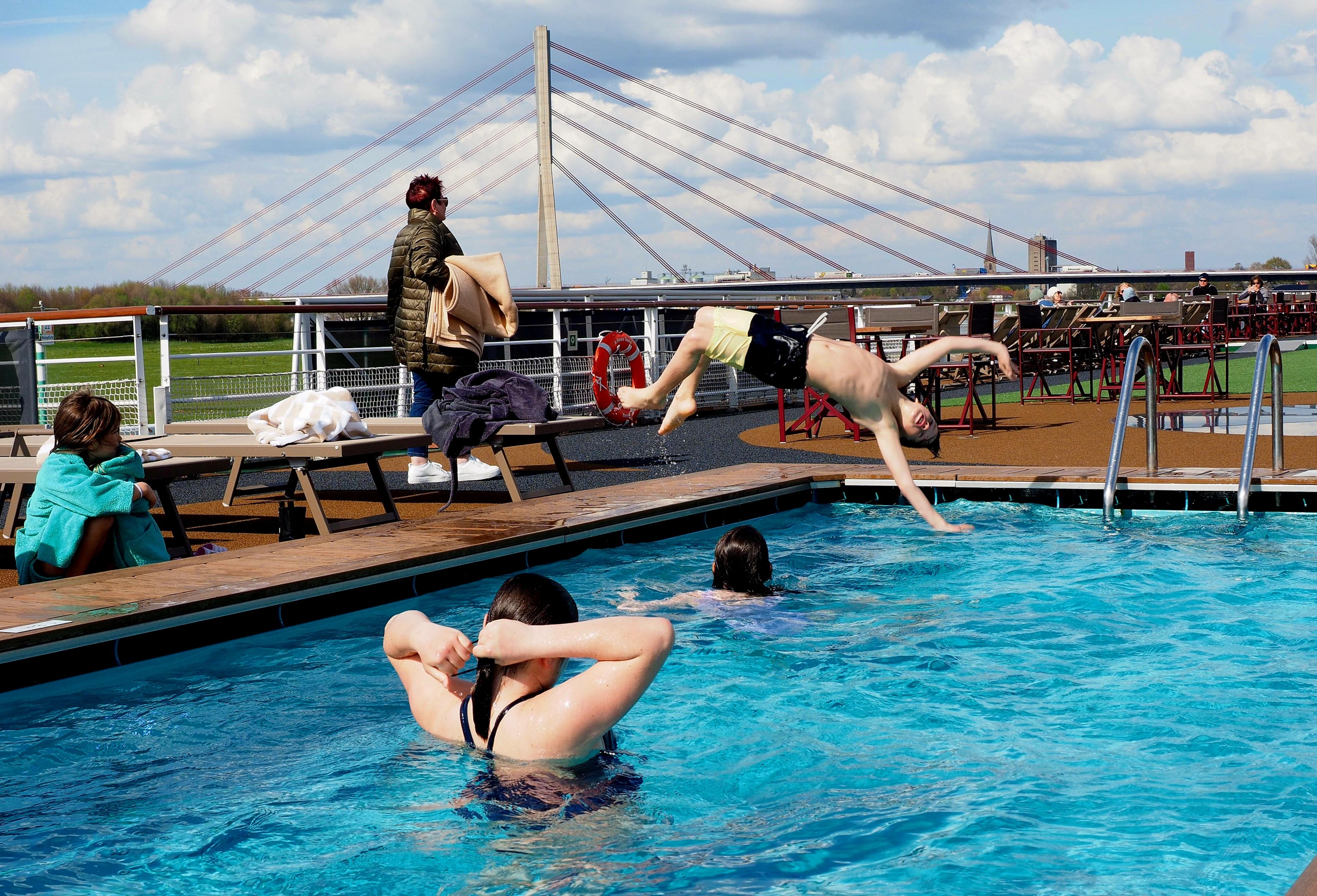 Und die Kinder springen derweil im warmen Pool um die Wette. Die spannende Reportage zu dieser Bildergalerie lesen hier auf unserem Premiumportal nn.de.