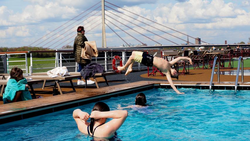 Und die Kinder springen derweil im warmen Pool um die Wette. Die spannende Reportage zu dieser Bildergalerie lesen hier auf unserem Premiumportal nn.de .
