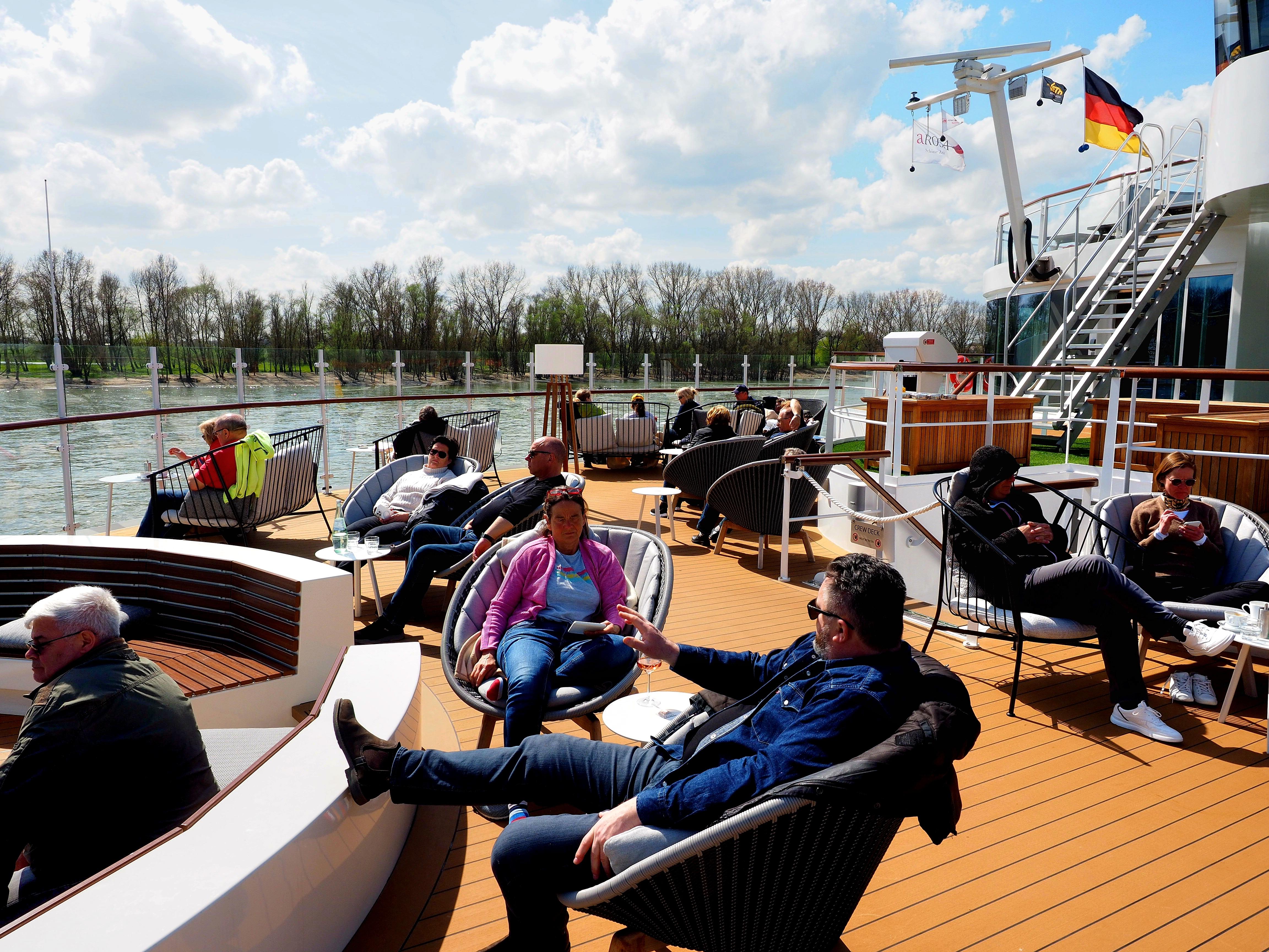 Der letzte Tag ist ein Schiffstag - die Arosa Sena fährt zurück nach Köln, die Gäste genießen die Sonne.