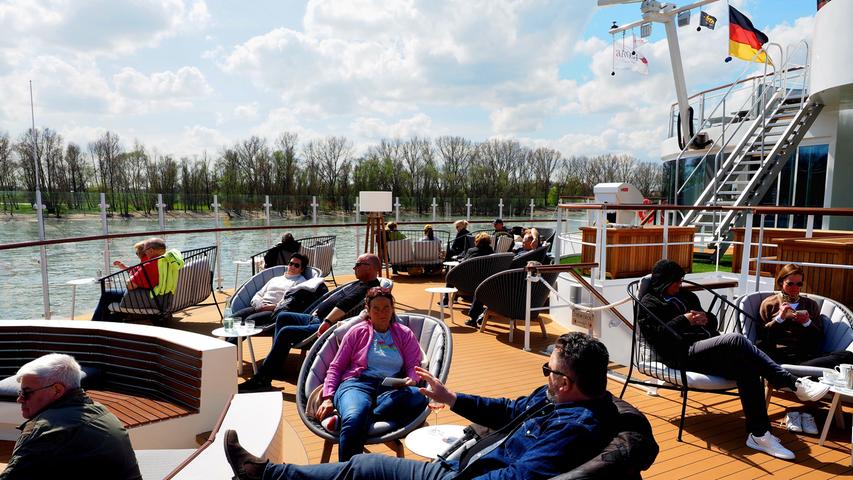 Der letzte Tag ist ein Schiffstag - die Arosa Sena fährt zurück nach Köln, die Gäste genießen die Sonne.
