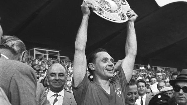 Nach dem Titelgewinn 1954 hatte Morlock mit Blick auf seinen geliebten FCN einen Wunsch allerdings noch offen: "Ich möchte mit dem Club nochmals die Deutsche Meisterschaft holen", bekannte der Goalgetter freimütig. Sieben Jahre später, am 24. Juni 1961, war es soweit. Nürnbergs Fußball-Idol reckt die Meisterschale in Hannover freudestrahlend in die Höhe.