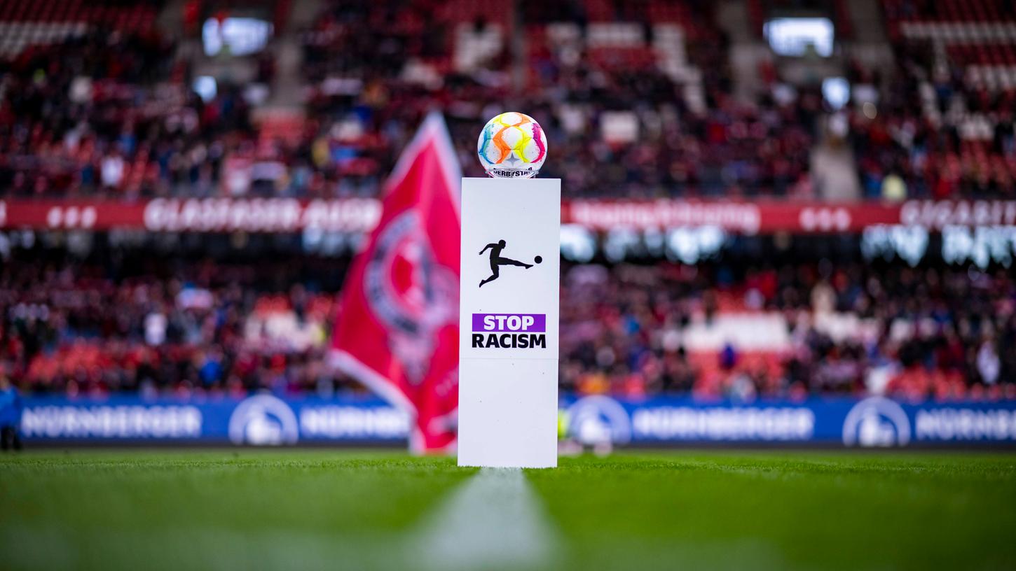 "Stop Racism": Auch beim 1. FC Nürnberg ist das noch nötig. "Stop Racism": Auch beim 1. FC Nürnberg ist das noch nötig.