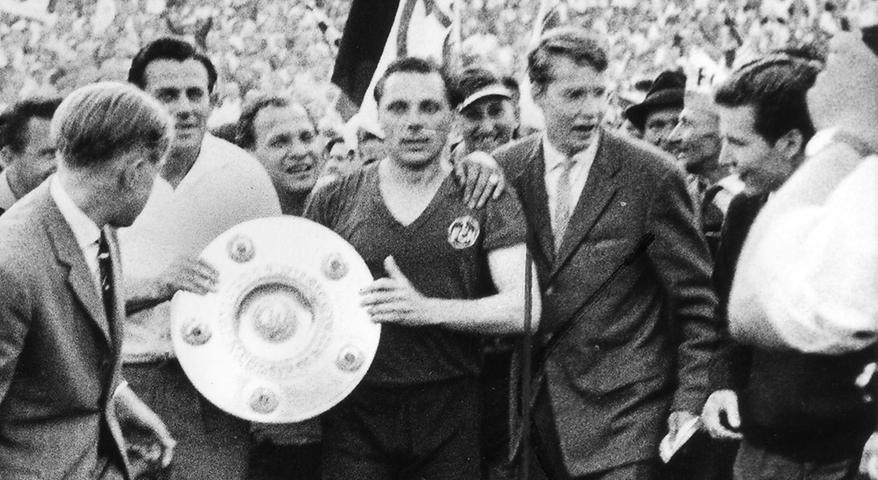 Fußballlehrer der ersten Stunde: 1948 von Sepp Herberger im ersten Trainer-Lehrgang ausgebildet, kam Herbert Widmayer 1960 zum Club. Ein Jahr später führte der gebürtige Kieler den FCN zur achten Meisterschaft. Grund genug, dies mit Max Morlock ausgelassen zu feiern. Im Jahr darauf verlor der 1. FC Nürnberg zwar das Finale um die Deutsche Meisterschaft, holte aber dafür den DFB-Pokal. Eine weitere Sternstunde: Im Europokal 1962 siegte der Club gegen den späteren Titelträger Benfica Lissabon, wo unter anderem Eusebio kickte, auf heimischem Terrain 3:1. Fußballlehrer der ersten Stunde: 1948 von Sepp Herberger im ersten Trainer-Lehrgang ausgebildet, kam Herbert Widmayer 1960 zum Club. Ein Jahr später führte der gebürtige Kieler den FCN zur achten Meisterschaft. Grund genug, dies mit Max Morlock ausgelassen zu feiern. Im Jahr darauf verlor der 1. FC Nürnberg zwar das Finale um die Deutsche Meisterschaft, holte aber dafür den DFB-Pokal. Eine weitere Sternstunde: Im Europokal 1962 siegte der Club gegen den späteren Titelträger Benfica Lissabon, wo unter anderem Eusebio kickte, auf heimischem Terrain 3:1.