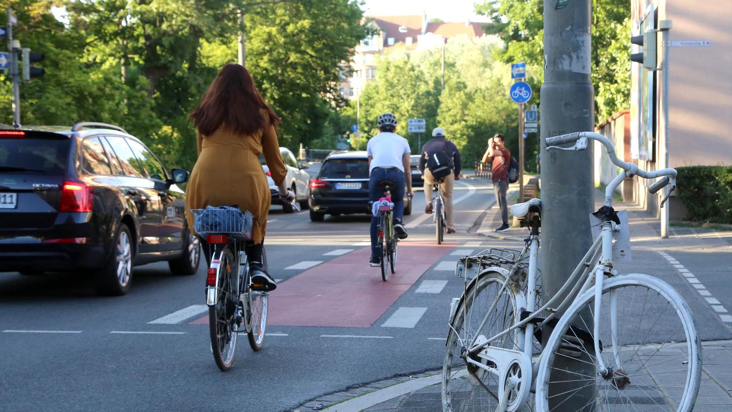 Immer wieder gibt es Gefahrenstellen für Radfahrer in Nürnberg - an der Gleißbühlstraße erinnert ein weißes Ghostbike daran, dass an dieser Stelle ein Mensch gestorben ist. Für 23. April ist eine große Radfahrer-Demo geplant.