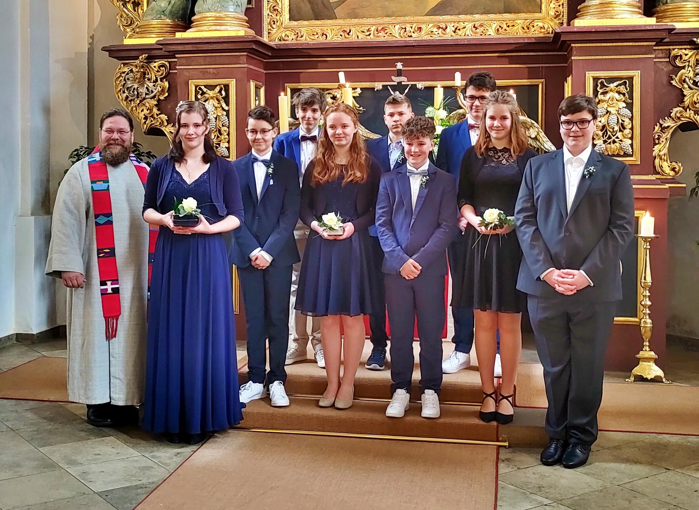 junge-christen-feiern-ihre-konfirmation-in-der-hersbrucker-schweiz