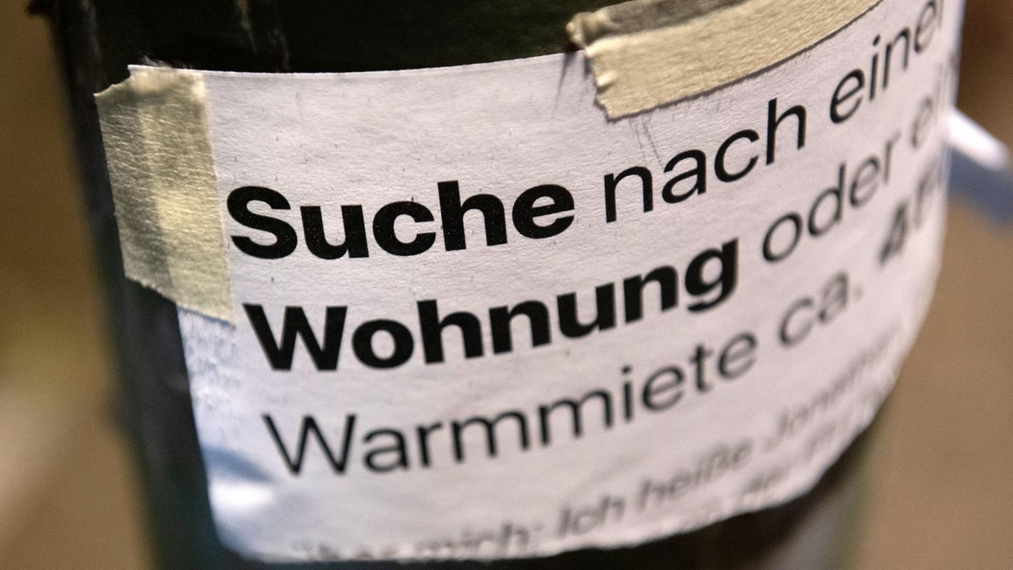 "Suche Wohnung" steht auf einem Zettel an einer Laterne: Laut einer Untersuchung mangelt es in Deutschland an bezahlbarem Wohnraum. Das Problem wird in Zukunft verstärkt Senioren treffen, heißt es. "Suche Wohnung" steht auf einem Zettel an einer Laterne: Laut einer Untersuchung mangelt es in Deutschland an bezahlbarem Wohnraum. Das Problem wird in Zukunft verstärkt Senioren treffen, heißt es.