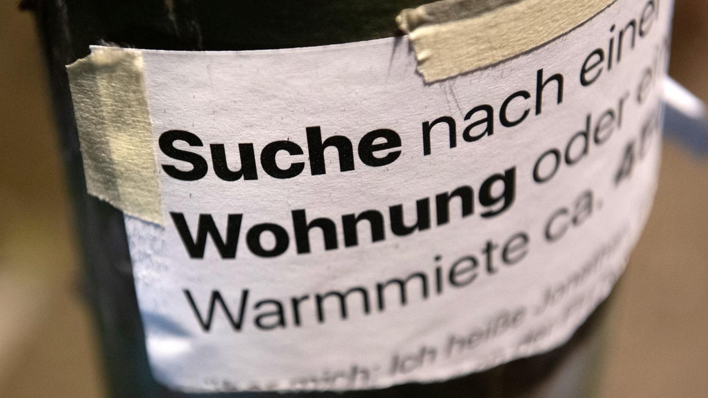 "Suche Wohnung" steht auf einem Zettel an einer Laterne: Laut einer Untersuchung mangelt es in Deutschland an bezahlbarem Wohnraum. Das Problem wird in Zukunft verstärkt Senioren treffen, heißt es.