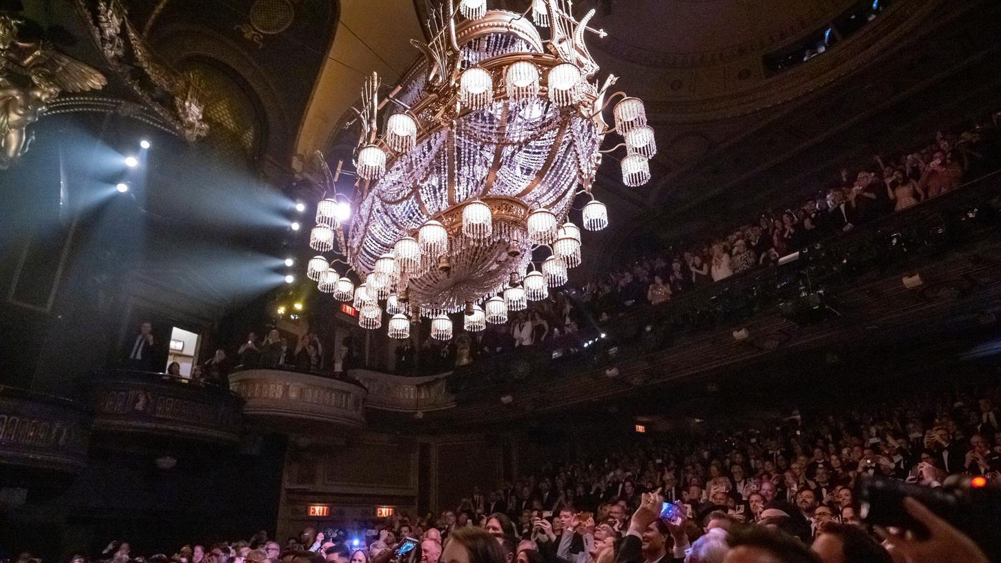 Der Kronleuchter wird für "Das Phantom der Oper" nach der letzten Broadway-Vorstellung im Majestic Theatre für das letzte Mal heruntergelassen.