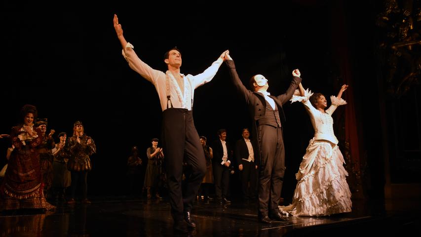 John Riddle, Laird Mackintosh und Emilie Kouatchou auf der Bühne des Majestic Theatres in New York.