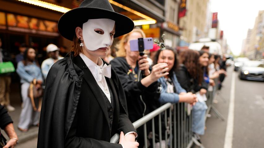 Ein als Phantom verkleideter Fan beobachtet die Ankunft für "Das Phantom der Oper", die letzte Broadway-Vorstellung im Majestic Theatre.