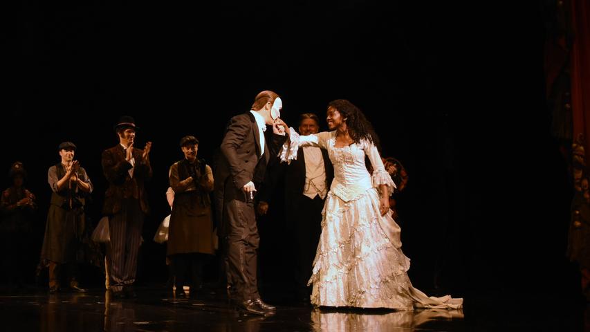 Laird Mackintosh und Emilie Kouatchou beim letzten Handkuss auf der Bühne von "Das Phantom der Oper".