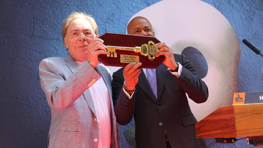 Eine Ehre: Der symbolischen Schlüssel "Key to the city". Der New Yorker Bürgermeister Eric Adams überreicht die Auszeichnung an "Phantom"-Komponisten Lord Andrew Lloyd Webber.