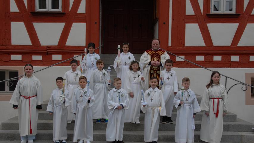 Auch diese Jungen und Mädchen feierten am Weißen Sonntag in Wolframs-Eschenbach mit Pfarrer Jochen Scherzer Kommunion.