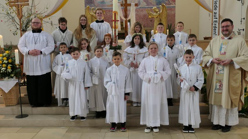 14 Mädchen und Jungen kamen am Weißen Sonntag erstmals an den Tisch des Herrn. Die Kinder aus Treuchtlingen, Möhren, Wettelsheim und Gundelsheim geleitete Pfarrer Matthias Fischer durch die Erstkommunion.