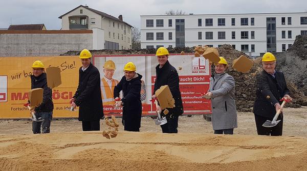 Spatenstich des Projekts „Schwarzach7“ am 18.4.2023: Max Bögl baut Wohn- und Geschäftshäuser in Neumarkt, am Schwarzachweg hinter dem Neuen Markt.