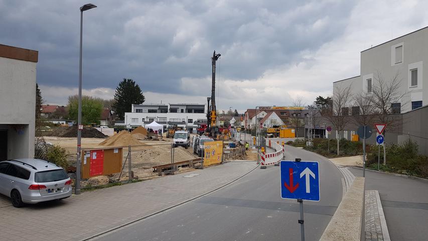 Das Baufeld liegt am leichten Knick des Schwarzwachwegs. Gleich gegenüber ist die Einfahrt zur Tiefgarage des Neuen Markts. Das Baufeld liegt am leichten Knick des Schwarzwachwegs. Gleich gegenüber ist die Einfahrt zur Tiefgarage des Neuen Markts.