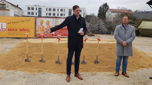Spatenstich des Projekts „Schwarzach7“ am 18.4.2023: Max Bögl baut Wohn- und Geschäftshäuser in Neumarkt, am Schwarzachweg hinter dem Neuen Markt.