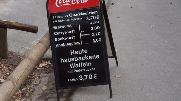 "Gesehen vor einem Kiosk an der Bastei im Elbsandsteingebirge. Auf eine Verkostung der angepriesenen Waffeln habe ich verzichtet", schreibt uns Gerhard Müller aus Schwabach. Alle Bilder der letzten Jahre unserer lustigen Deutschübersetzungen finden Sie hier.