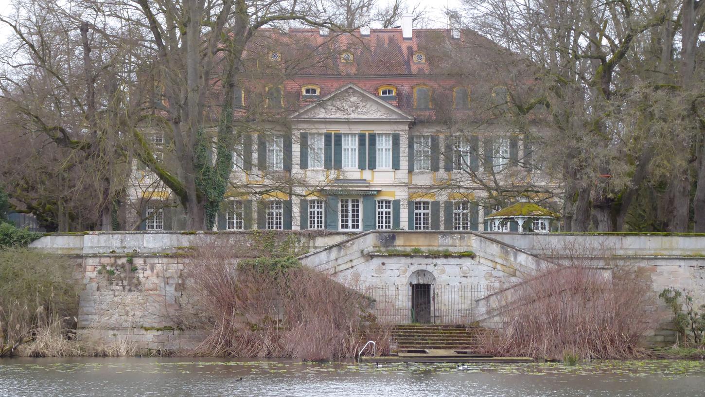 Prächtig anzusehen ist das Schloss Dennenlohe auch im rückwärtigen Bereich mit der Freitreppe zum Schlossweiher. Prächtig anzusehen ist das Schloss Dennenlohe auch im rückwärtigen Bereich mit der Freitreppe zum Schlossweiher.