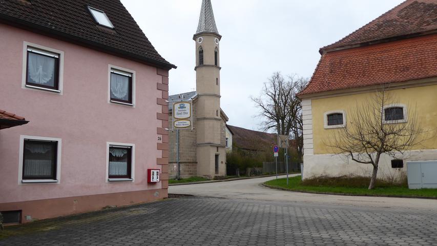 Dorfwirtshaus, Kirche und Teil der Ökonomiegebäude bilden den Dorfmittelpunkt von Dennenlohe, dass dieser Tage Kirchweih feiert. Dorfwirtshaus, Kirche und Teil der Ökonomiegebäude bilden den Dorfmittelpunkt von Dennenlohe, dass dieser Tage Kirchweih feiert.