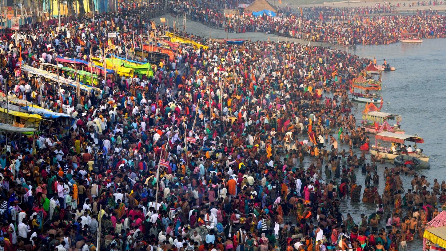 Zehntausende Menschen nehmen bei einer religiösen Feier im nordindischen Ayodhya ein heiliges Bad im Fluss Saryu. Indien wird China als bevölkerungsreichstes Land der Welt ablösen.