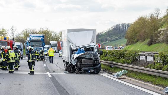 Transporter kracht in Sattelzug: Zwei Verletzte auf A70 im Landkreis Bamberg