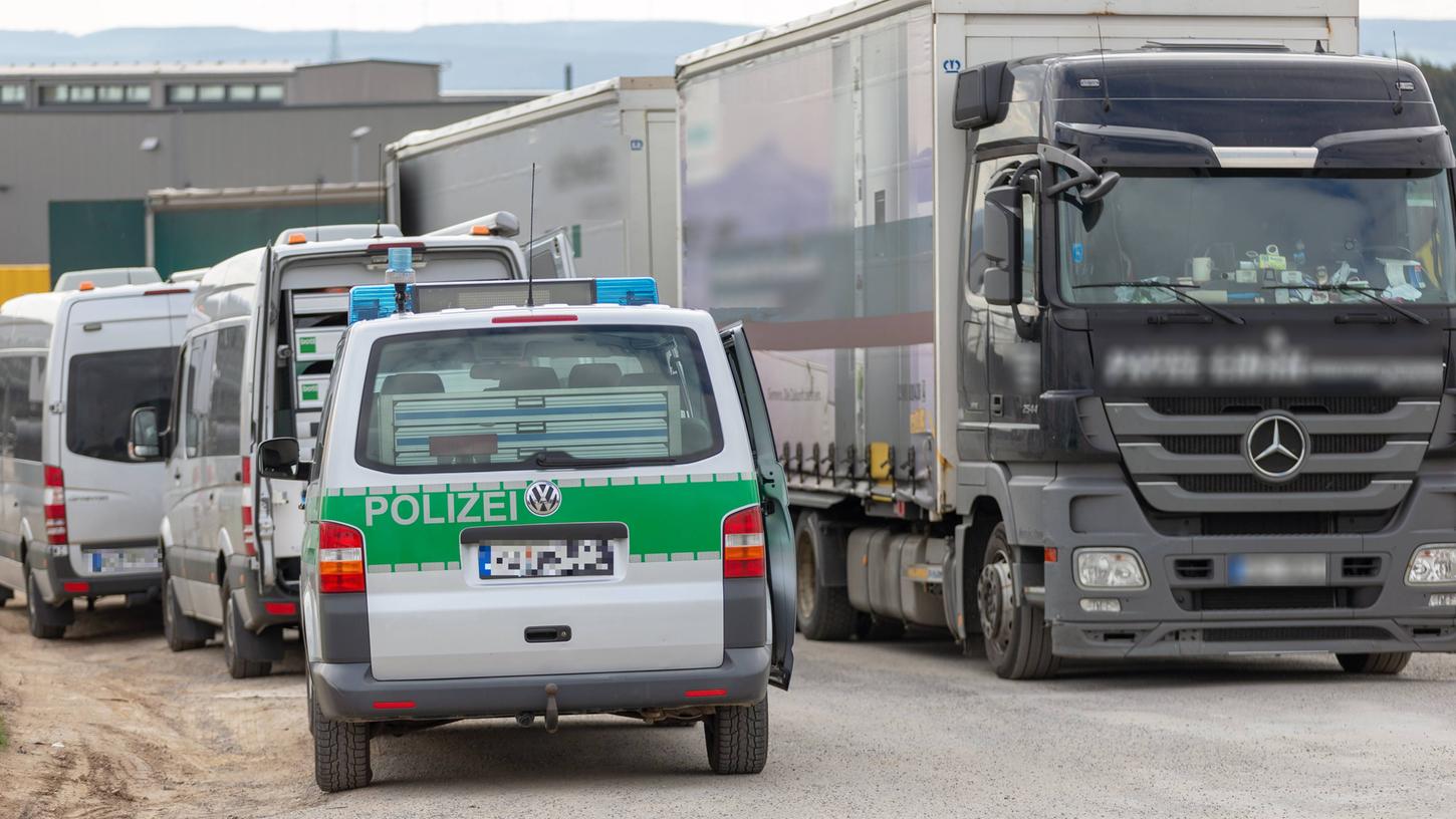 Die Polizisten fanden bei der Kontrolle unter anderem eine illegale Waffe. Die Polizisten fanden bei der Kontrolle unter anderem eine illegale Waffe.