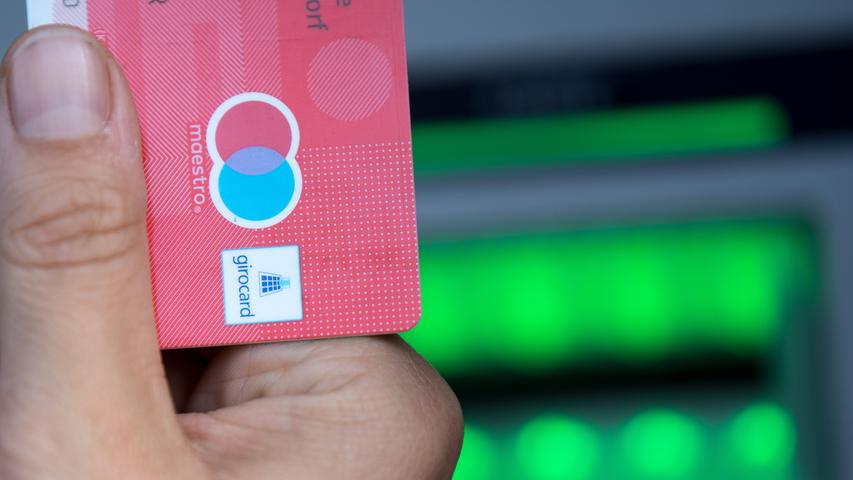 Ab 1. Juli 2023 dürfen nach einer Entscheidung des US-Kartenriesen Mastercard keine Maestro-fähigen Girokarten mehr ausgegeben werden, die den Einsatz der beliebten Zahlungskarte außerhalb Deutschlands ermöglichen.