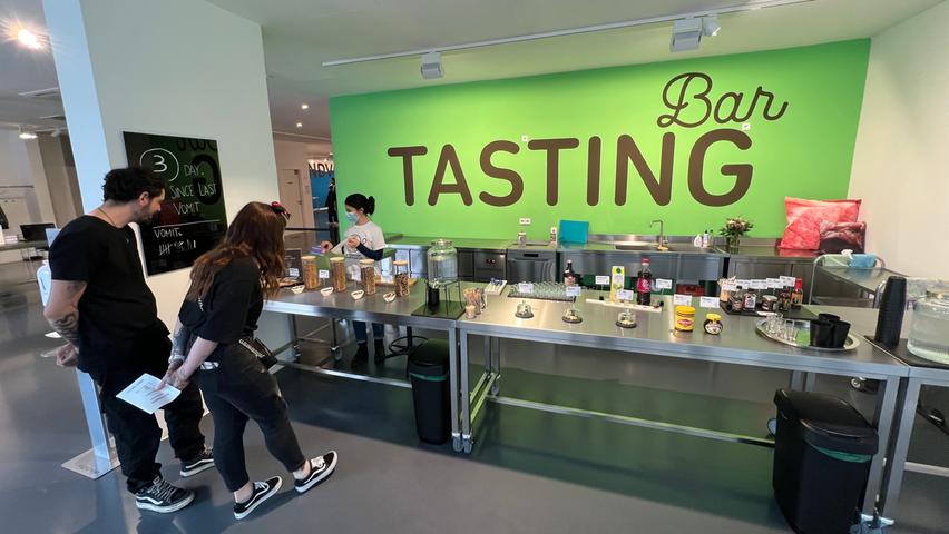 An der "Tasting Bar" dürfen Heuschrecken, Würmer und Stinkfrucht verkostet werden. An der "Tasting Bar" dürfen Heuschrecken, Würmer und Stinkfrucht verkostet werden.