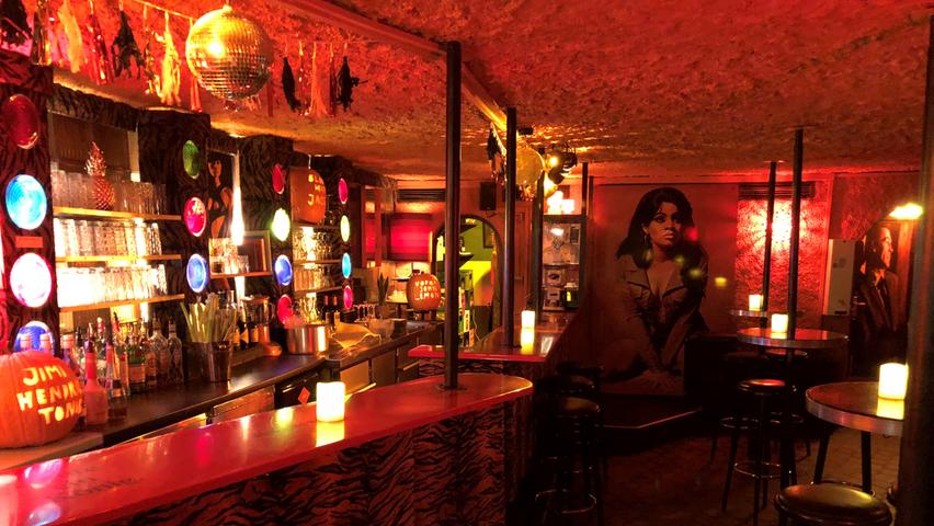 Das Downtown befindet sich unterhalb der Kaiserburg, in der oberen Schmiedgasse 5. Seit über 26 Jahren ist der Keller mit Tigerfell an den Wänden eine Insitution im Nürnberger Nachtleben. Die Bar in der Sebalder Altstadt ist für 60s bis 80s Sound, wildes nächtliches Treiben und leckere Drinks zu fairen Preisen bekannt. Vom Studenten bis zum Rentner wird hier auf engstem Raum geratscht, getrunken und getanzt. Regelmäßig kommen stadtbekannte DJs und geben Sets zum Besten. Das Downtown befindet sich unterhalb der Kaiserburg, in der oberen Schmiedgasse 5. Seit über 26 Jahren ist der Keller mit Tigerfell an den Wänden eine Insitution im Nürnberger Nachtleben. Die Bar in der Sebalder Altstadt ist für 60s bis 80s Sound, wildes nächtliches Treiben und leckere Drinks zu fairen Preisen bekannt. Vom Studenten bis zum Rentner wird hier auf engstem Raum geratscht, getrunken und getanzt. Regelmäßig kommen stadtbekannte DJs und geben Sets zum Besten.