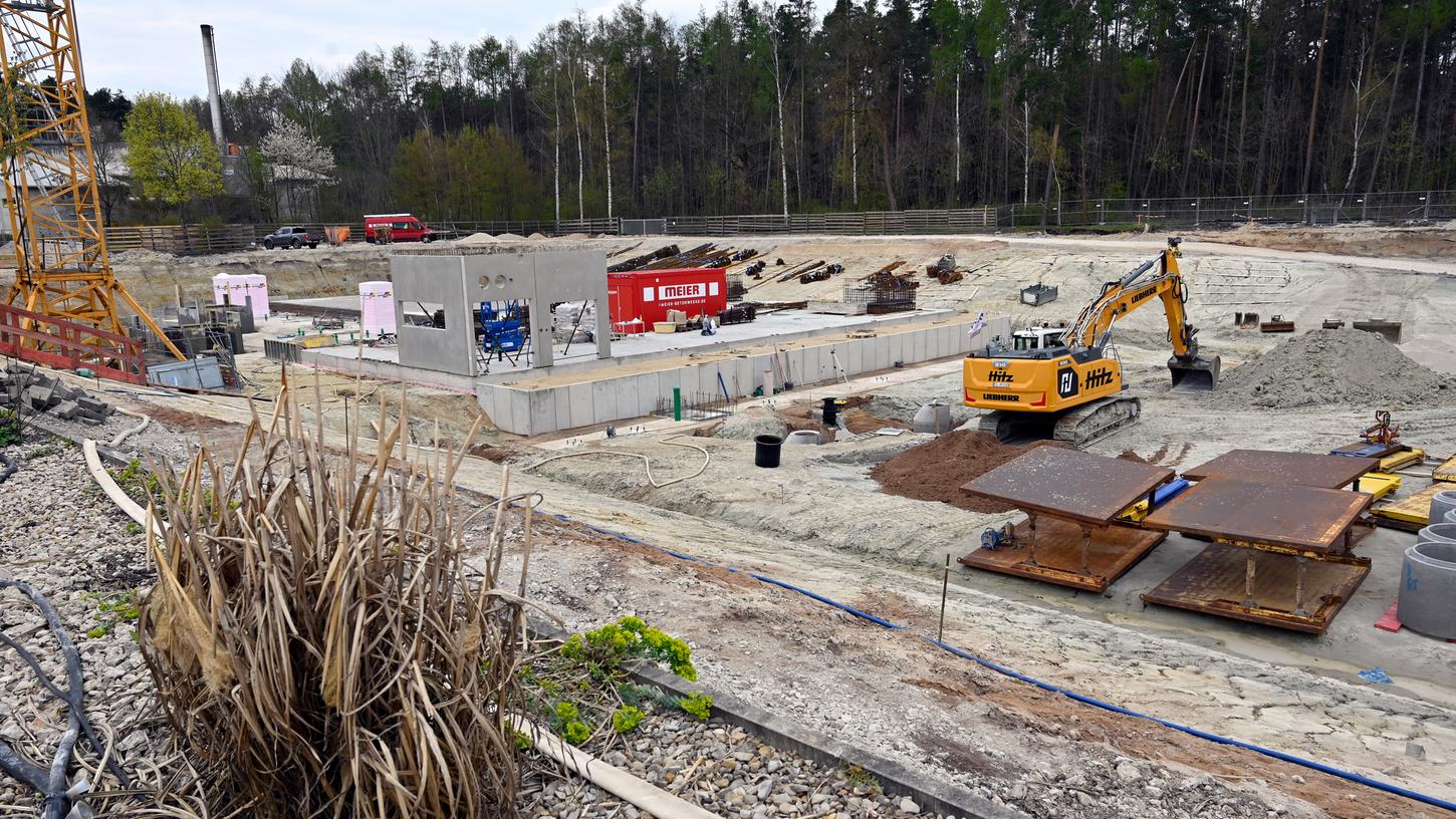 Eine große Baugrube existiert schon auf dem Gelände des Klinikums am Europakanal, am 20. April 2023 wurde der Grundstein gelegt. 