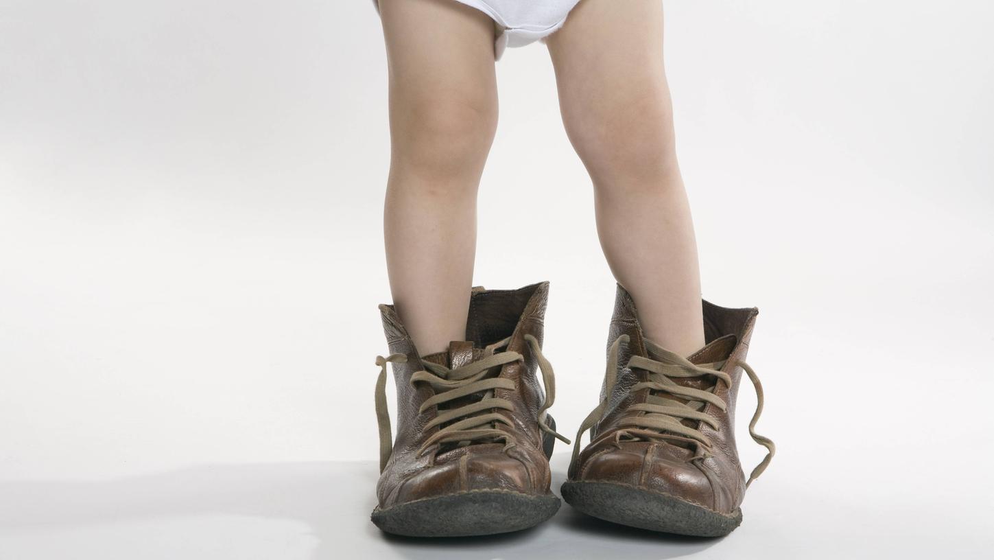 Pampersrocker lieben es, in die viel zu großen Treter ihrer Eltern zu schlüpfen, doch ihre eigenen Schuhe sind oft viel zu klein.  