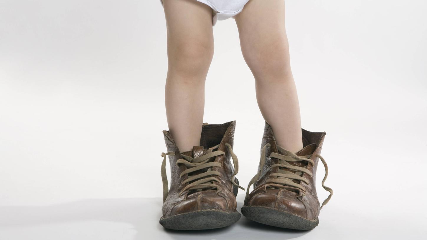 Pampersrocker lieben es, in die viel zu großen Treter ihrer Eltern zu schlüpfen, doch ihre eigenen Schuhe sind oft viel zu klein. Pampersrocker lieben es, in die viel zu großen Treter ihrer Eltern zu schlüpfen, doch ihre eigenen Schuhe sind oft viel zu klein.