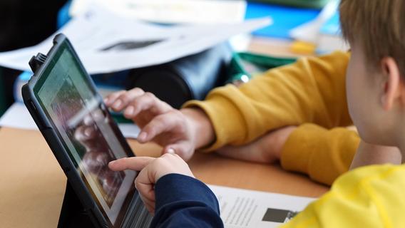 Buch statt Bildschirm: Bayerns Gymnasiallehrer drücken auf die digitale Bremse