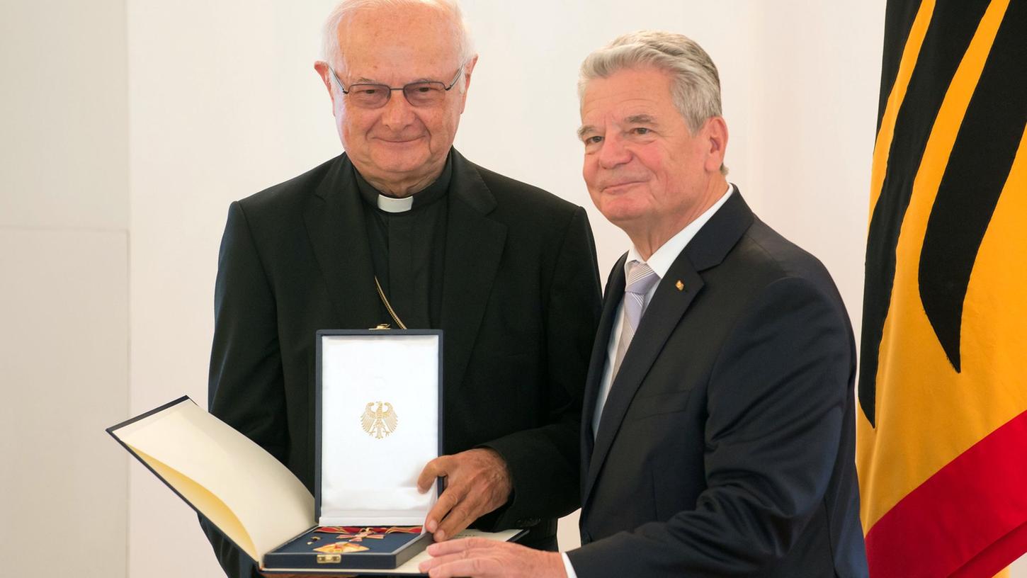 Robert Zollitsch (l) war im Jahr 2014 von Bundespräsident Joachim Gauck mit dem Bundesverdienstkreuz ausgezeichnet worden. Robert Zollitsch (l) war im Jahr 2014 von Bundespräsident Joachim Gauck mit dem Bundesverdienstkreuz ausgezeichnet worden.