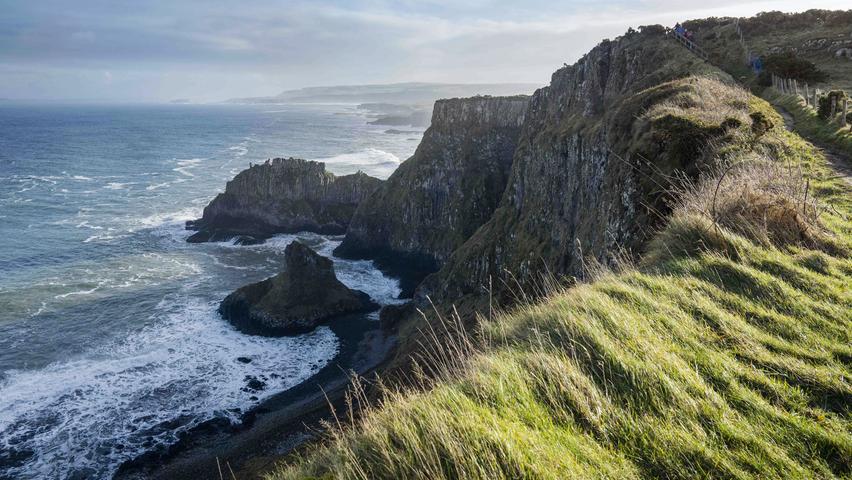 Oberhalb des Unesco-Welterbes Giant's Causeway findet sich einer der schönsten Steilküstenabschnitte an der nordirischen Küste. 