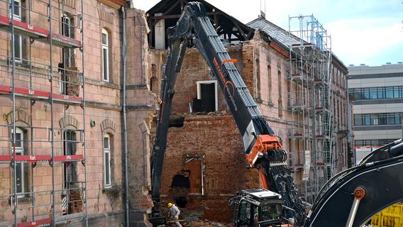 Jetzt rollen die Bagger in Erlangen: "Hupfla"-Ostflügel wird abgerissen